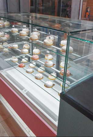 Witryna cukiernicza chłodnicza Dolce Visione Premium 1300 Bianco | podświetlany cokół | białe wnętrze | 1300x670x1300 mm