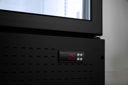 Lodówka barowa z podświetlanym panelem Arktic – 512 l, czarna HENDI 233795