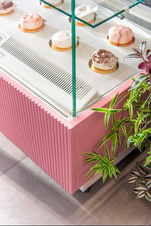 Witryna cukiernicza chłodnicza Dolce Visione Premium 1300 Bianco | podświetlany cokół | białe wnętrze | 1300x670x1300 mm