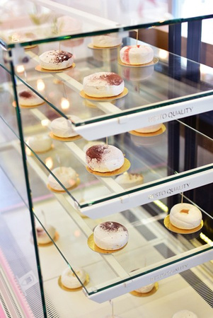 Witryna cukiernicza chłodnicza Dolce Visione Premium 1300 Bianco | podświetlany cokół | białe wnętrze | 1300x670x1300 mm