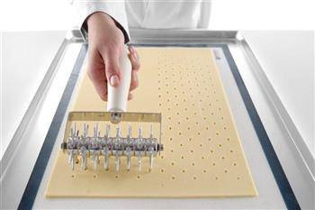 Rolka do ciasta dziurkująca z wałkiem ze stali nierdzewnej 120 mm HENDI 515143