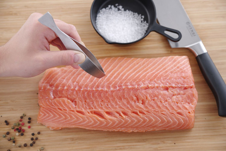 Pęseta do usuwania ości dł. 130 mm HENDI 680100